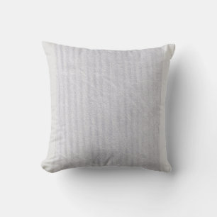 Un coussin gris-lavande avec une bande subtile