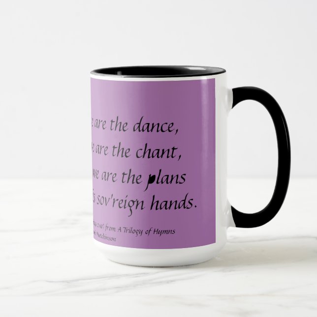 Un DIEU EST la tasse Stephanie Hutchinson du vers (Droite)