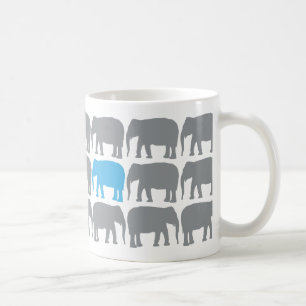 Un éléphant bleu dans la tasse de troupeau
