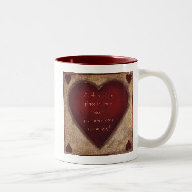 Un enfant remplit tasse (Droit)