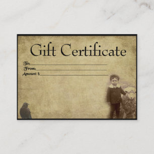 Un Garçon Et Ses Cartes De Certificat-Cadeau Prim