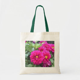 Un groupe de dahlias roses sur un sac fourre-tout
