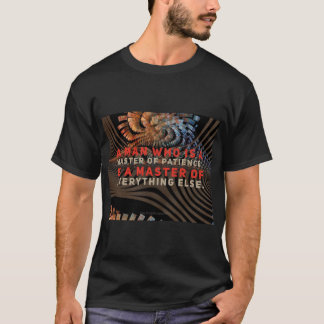 Un homme qui maîtrise le T-shirt orienté de