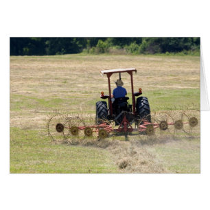 Un jeune garçon conduisant un tracteur récoltant