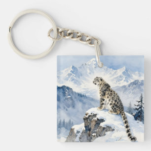 Un léopard des neiges sur un pic enneigé