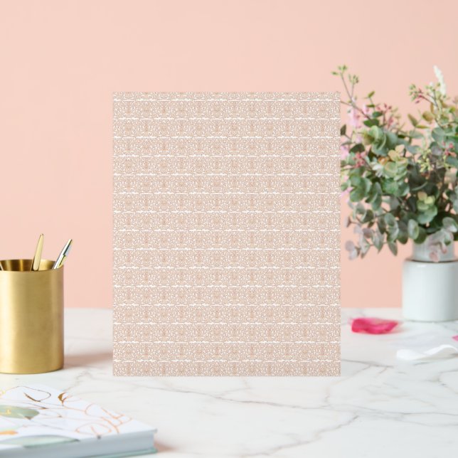 un motif à damiers beige et blanc sur une banquett (Mariage)