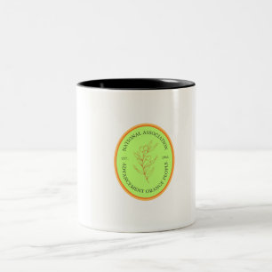 Un mug avec le logo NAAOP (une touche satirique).