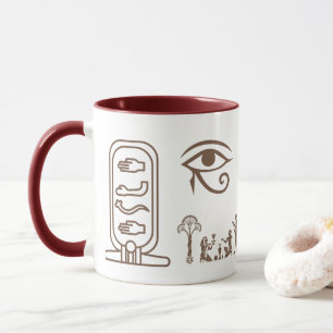 Un mug en céramique avec un design égyptien ancien