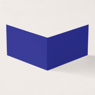 un mur bleu avec une horloge