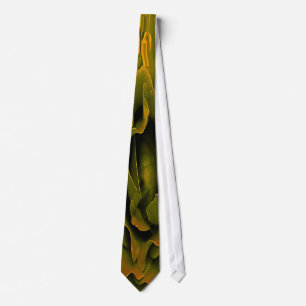 Un or sensuel et une cravate florale verte !
