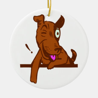 UN ORNEMENT ROND OBSERVÉ DE CHIEN