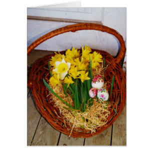 Un panier de jonquilles jaunes et d'oeufs de Pâque