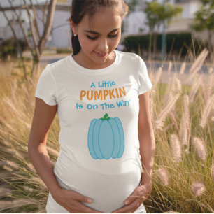 Un Petit Citrouille Se Trouve En Chemin T-Shirt