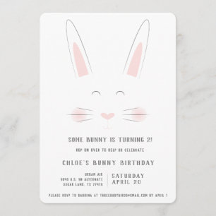 Un petit lapin est en train d'avoir une invitation