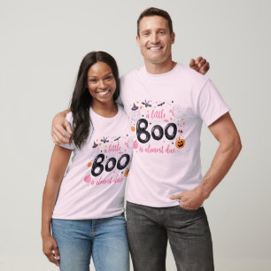Un petit livre est presque attendu T-Shirt