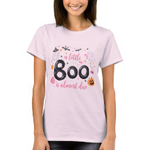Un petit livre est presque attendu T-Shirt