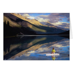 Un rameur sur le lac Banff au Canada MR)