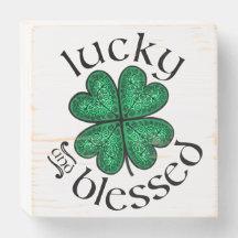 Un shamrock irlandais peint à la main et heureux