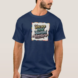 Un T-shirt d'aventure typographique et dynamique