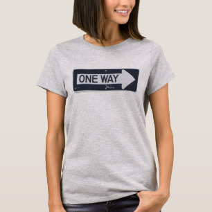 UN T-SHIRT DE SIGNE DE MANIÈRE