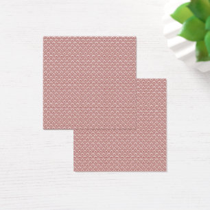 Un tapis à motifs rouges et bruns repose sur