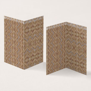 Un tapis marron affichant un design symétrique
