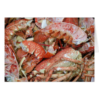 Un tas de coquilles de homard et de crabe cuites