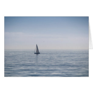 Un voilier sur une mer calme