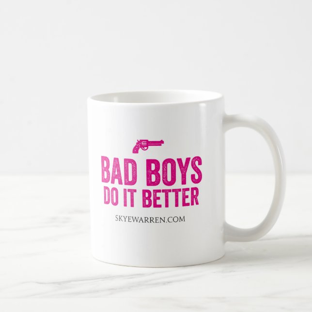 Unartige Jungen verbessert es Kaffeetasse (Rechts)