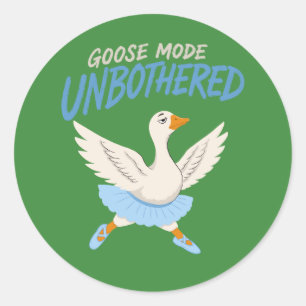Unbeeindruckte Gans im Ballet-Modus Lustige Gans Runder Aufkleber