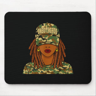 Unbeeindruckte loc'd Mädchen Frau Camouflage-Mütze Mousepad