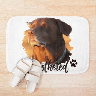 Unbeeindruckter Golden Hour Hund – Premium Minimal Badematte