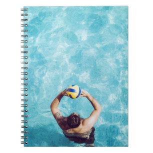 Unbekannte Person spielt Beachvolleyball Notizblock
