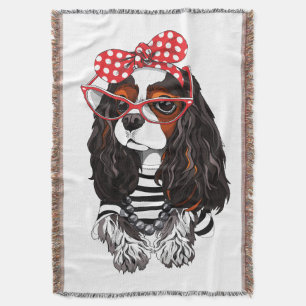 Unbekümmerter Königcharles Spaniel von Paris mit Decke