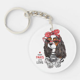 Unbekümmerter Königcharles Spaniel von Paris mit Schlüsselanhänger