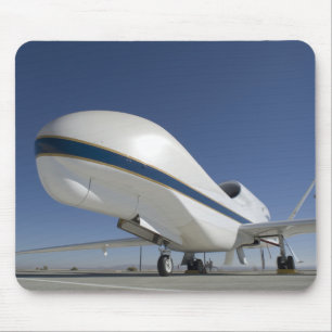 Unbemannte Flugzeuge 2 des globalen Falken Mousepad