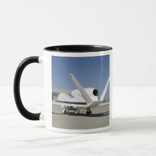 Unbemannte Flugzeuge des globalen Falken Tasse