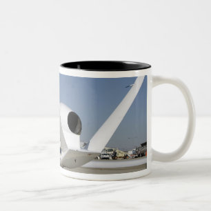Unbemannte Flugzeuge des globalen Falken Zweifarbige Tasse