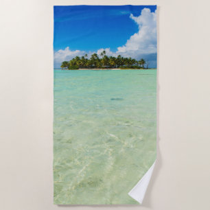 Unbewohnte Insel in einer tropischen blauen Lagune Strandtuch