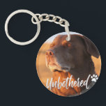 Unbothered Golden Hour Dog – Premium Minimalist  Schlüsselanhänger<br><div class="desc">Capture the ultimate vibe of peace and serenity with our 'Unbothered' Dog T-shirt design. Featuring a soulful Labrador/Retriever soaking up the golden hour sun with eyes closed, this design perfectly embodies the feeling of switching off from the world. Written in a trendy, handcrafted script, the word 'Unbothered' adds a modern,...</div>