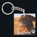 Unbothered Golden Hour Dog – Premium Minimalist Schlüsselanhänger<br><div class="desc">Capture the ultimate vibe of peace and serenity with our 'Unbothered' Dog T-shirt design. Featuring a soulful Labrador/Retriever soaking up the golden hour sun with eyes closed, this design perfectly embodies the feeling of switching off from the world. Written in a trendy, handcrafted script, the word 'Unbothered' adds a modern,...</div>