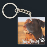 Unbothered Golden Hour Dog – Premium Minimalist  Schlüsselanhänger<br><div class="desc">Capture the ultimate vibe of peace and serenity with our 'Unbothered' Dog T-shirt design. Featuring a soulful Labrador/Retriever soaking up the golden hour sun with eyes closed, this design perfectly embodies the feeling of switching off from the world. Written in a trendy, handcrafted script, the word 'Unbothered' adds a modern,...</div>