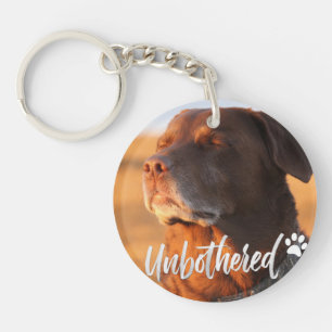 Unbothered Golden Hour Hund – Premium Minimalist  Schlüsselanhänger