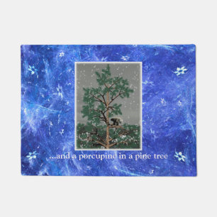 Und eine Porcupine in einem Kiefernbaum Fußmatte