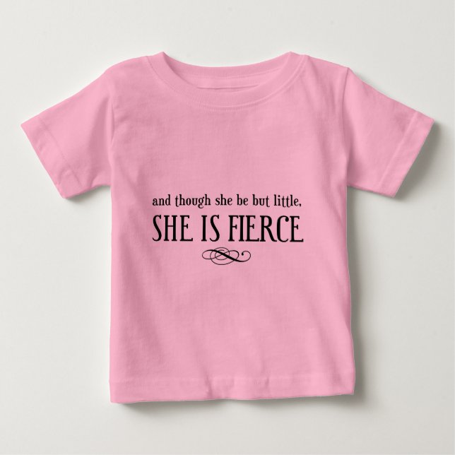 Und obwohl sie nur wenig ist, ist sie erbittert baby t-shirt (Vorderseite)