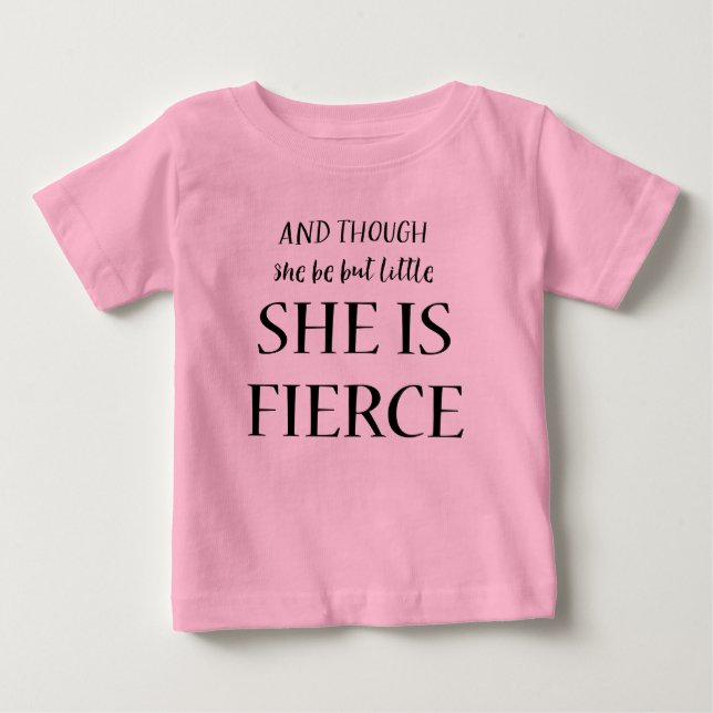 Und obwohl sie so klein ist, ist sie ein scharfer  baby t-shirt (Vorderseite)