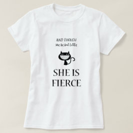 Und obwohl sie so klein ist, ist sie scharfe Katze T-Shirt
