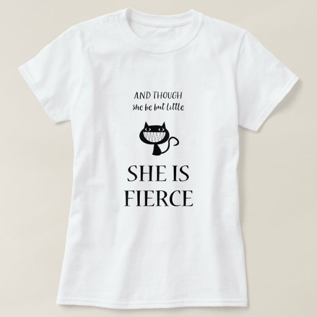 Und obwohl sie so klein ist, ist sie scharfe Katze T-Shirt (Design vorne)