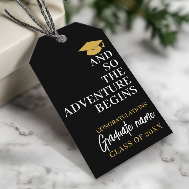 Und so beginnt das Abenteuer mit dem Black Gold Ab Geschenkanhänger (Custom Graduation Gift Tag - Modern Black and Gold Design)