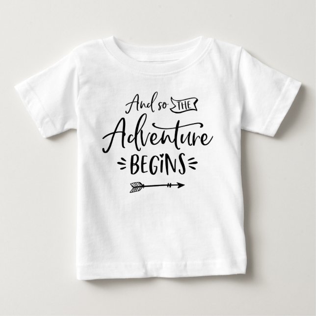 Und so beginnt das Abenteuer mit Handschrift Baby T-shirt (Vorderseite)